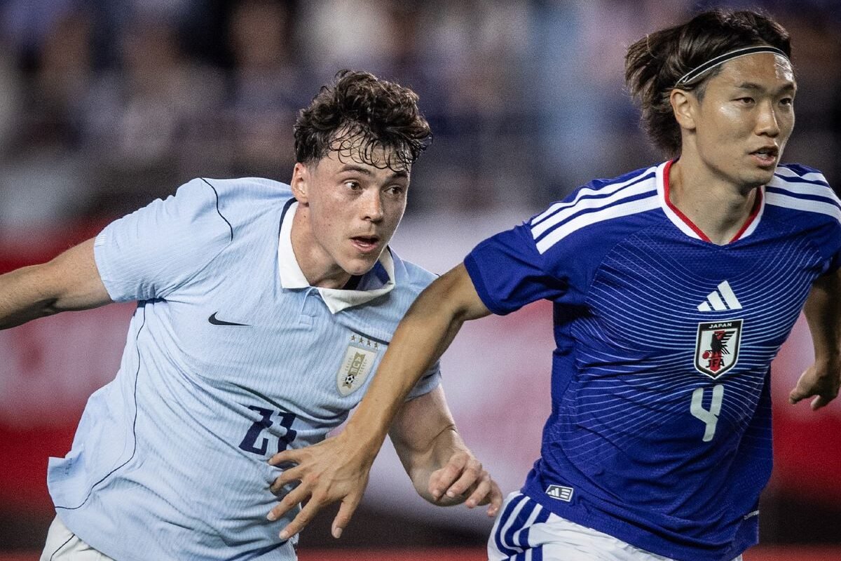 Federico Viñas de Uruguay y Ko Itakura de Japón en el partido amistoso de fecha FIFA. Foto Selección de Uruguay