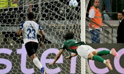 El argentino Agustín Giay cabecea y anota el gol de Palmeiras ante Liga de Quito. Foto: Conmebol