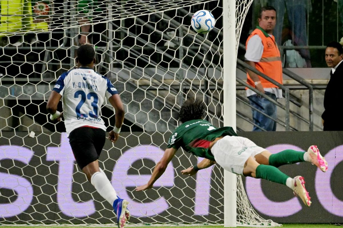 El argentino Agustín Giay cabecea y anota el gol de Palmeiras ante Liga de Quito. Foto: Conmebol