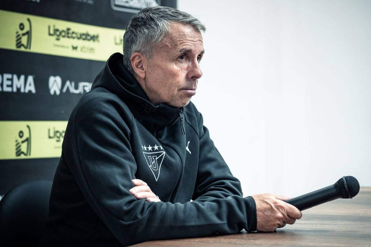 Gustavo Álvarez en la rueda de prensa post partido con Técnico Universitario. Foto LDU