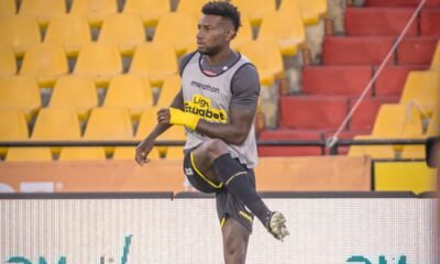 Gustavo Vallecilla, de Barcelona SC, calienta previo al partido ante IDV. Foto: Barcelona SC