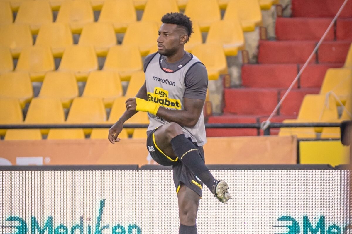 Gustavo Vallecilla, de Barcelona SC, calienta previo al partido ante IDV. Foto: Barcelona SC