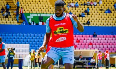 Azarías Londoño, de Universidad Católica calienta previo al partido ante Aucas. Foto: U. Católica