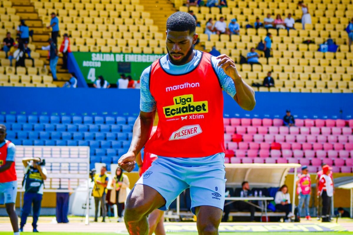 Azarías Londoño, de Universidad Católica calienta previo al partido ante Aucas. Foto: U. Católica
