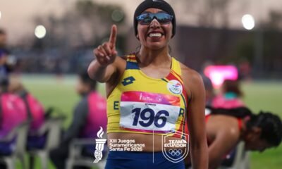 Mary Granja festeja la medalla de oro en atletismo en los Juegos Suramericanos. Foto: Team Ecuador