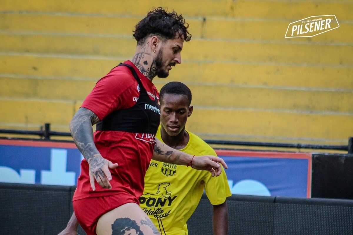 Darío Benedetto en el entrenamiento con Barcelona previo al partido ante Delfín. Foto: Barcelona SC