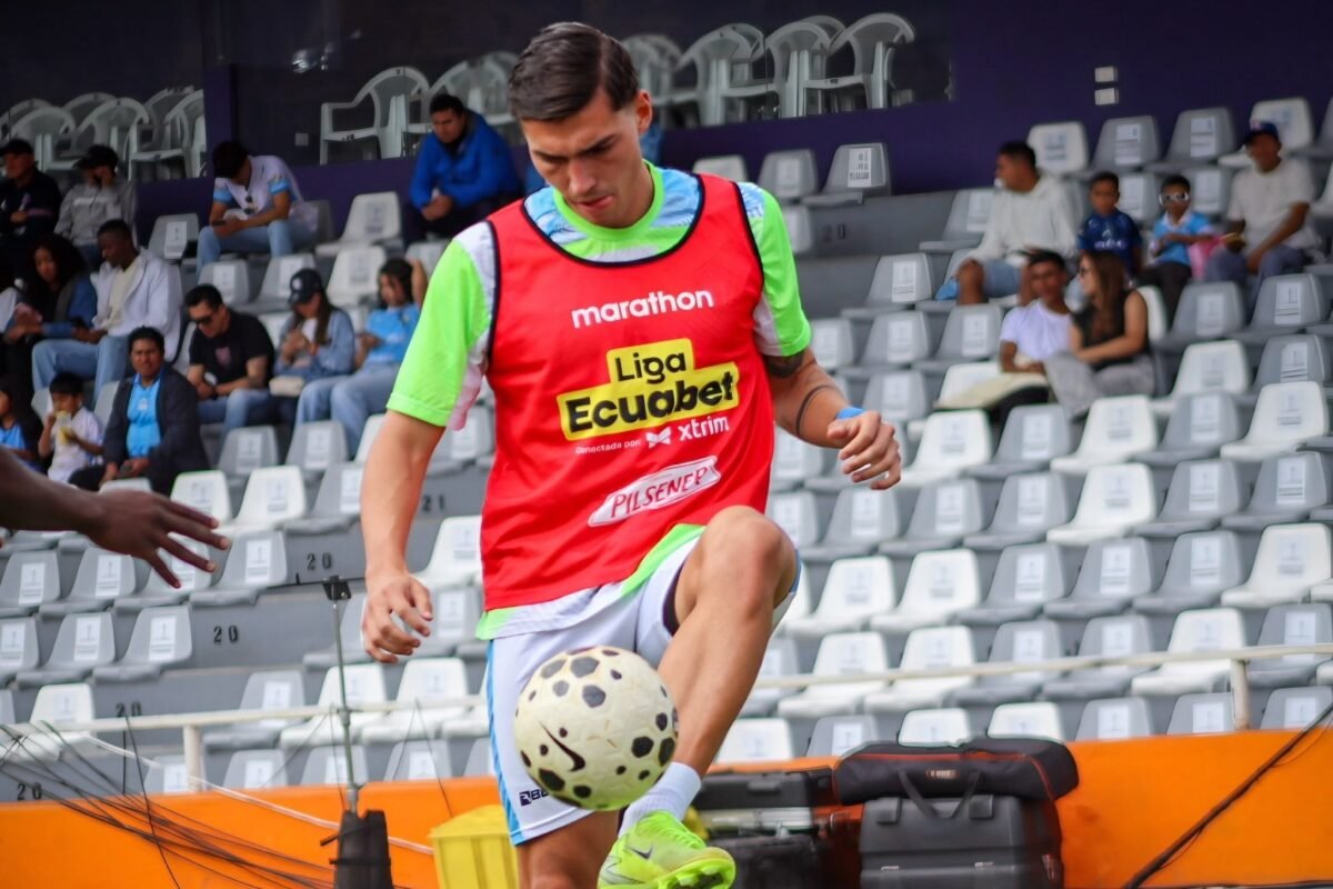 Franco Posse en el calentamiento previo al partido ante Emelec. Foto: Macará