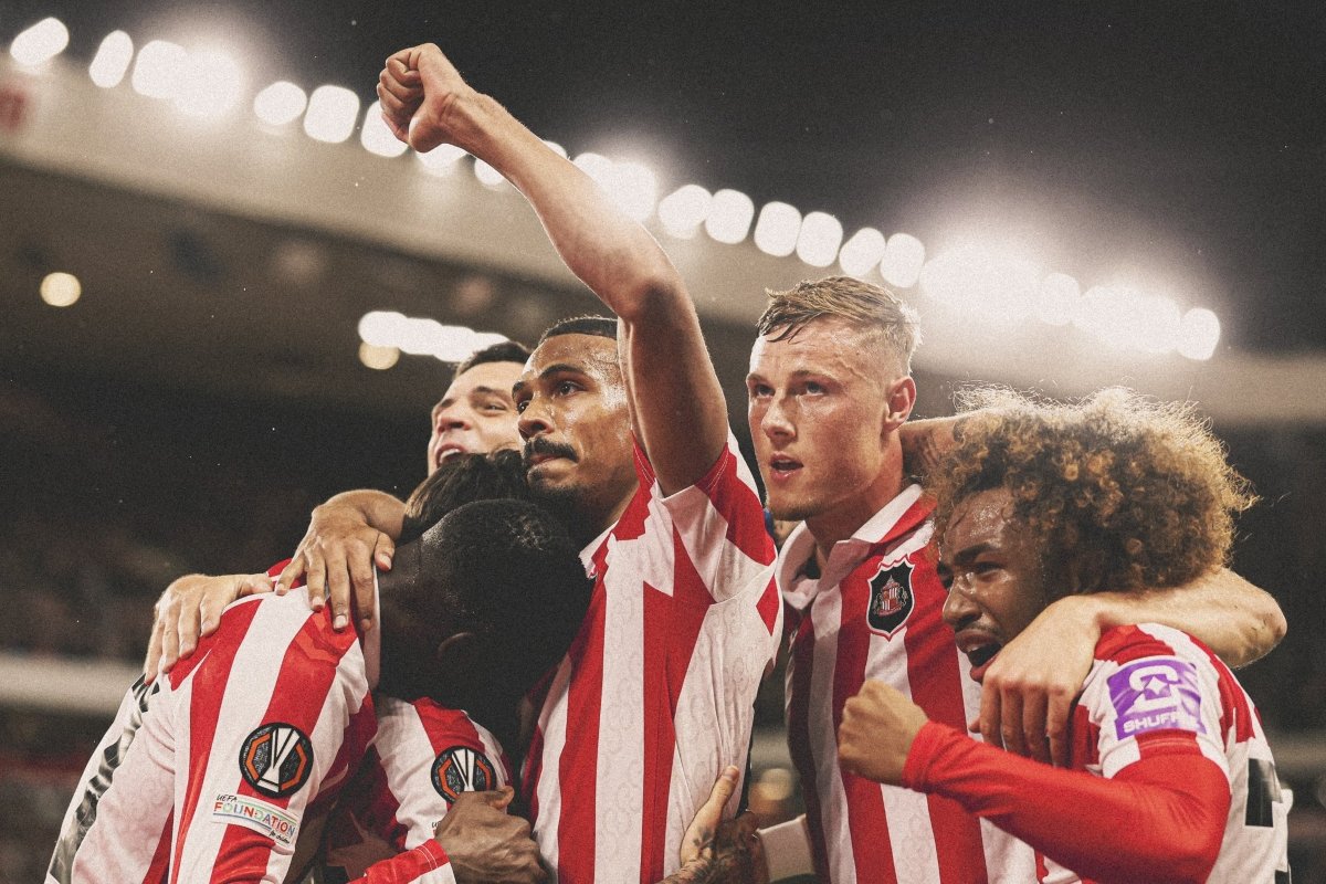 Plantel de Sunderland celebra el gol de Enzo Le Fee. Foto: Sunderland.