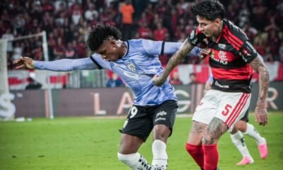 Djorkaeff Reasco, de IDV, pelea el balón ante Erick Pulgar, de Flamengo. Foto: IDV