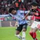 Djorkaeff Reasco, de IDV, pelea el balón ante Erick Pulgar, de Flamengo. Foto: IDV