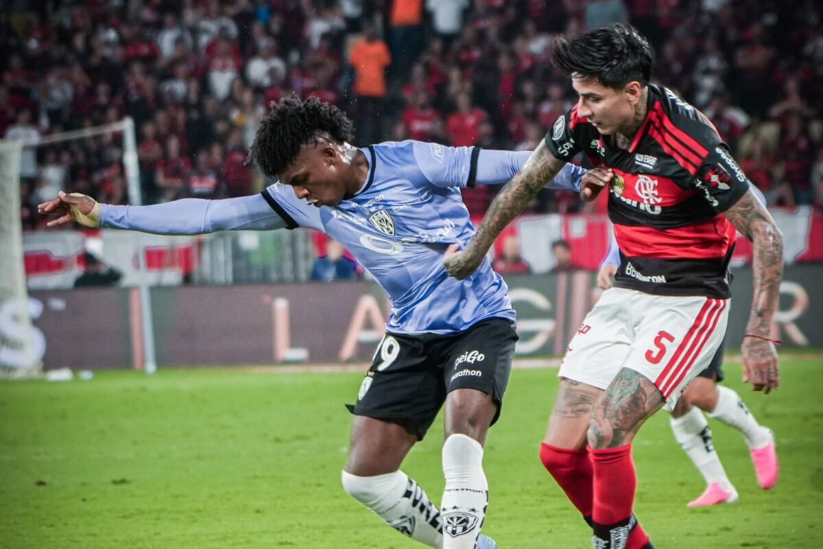 Djorkaeff Reasco, de IDV, pelea el balón ante Erick Pulgar, de Flamengo. Foto: IDV