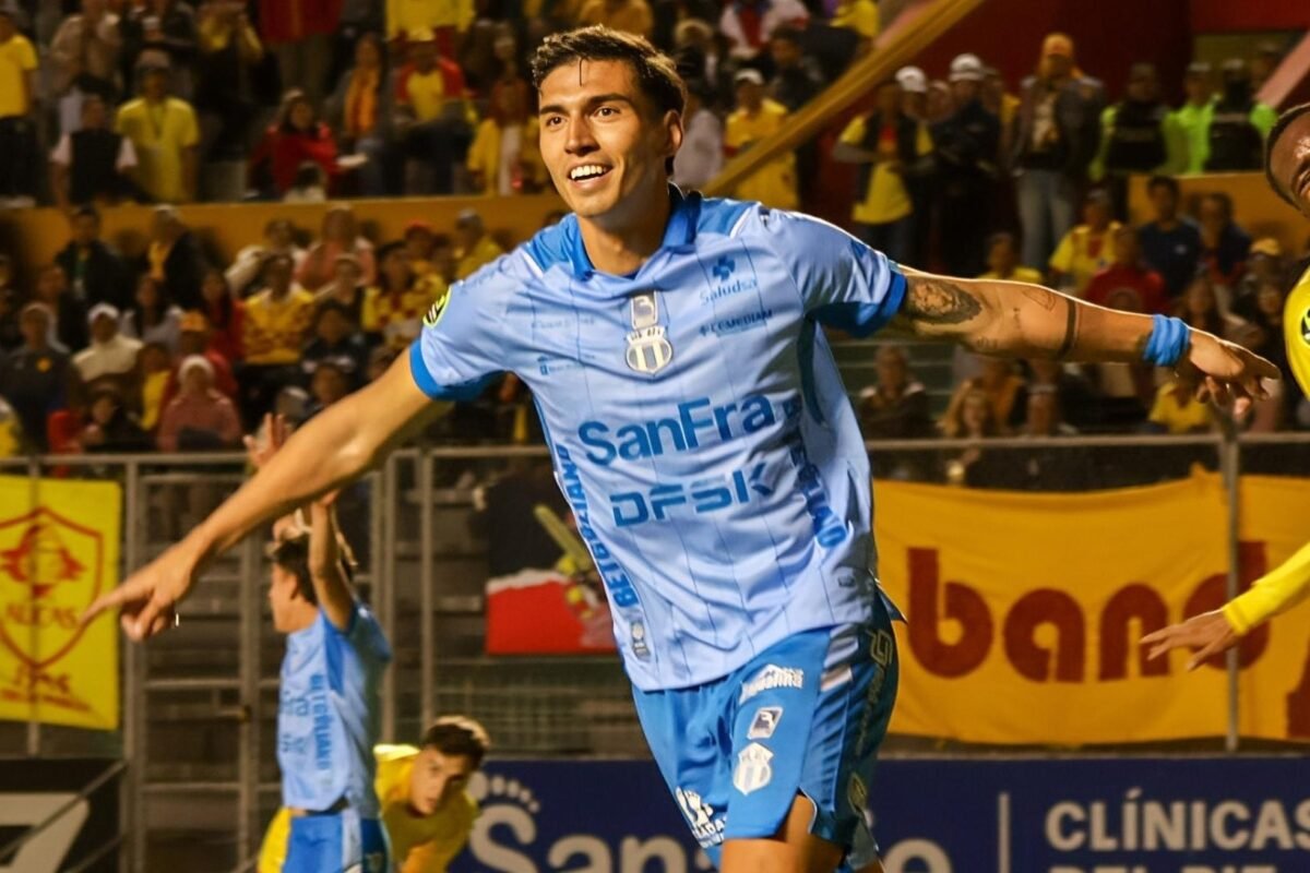 Franco Posse, de Macará, celebra su gol ante Aucas. Foto: Macará