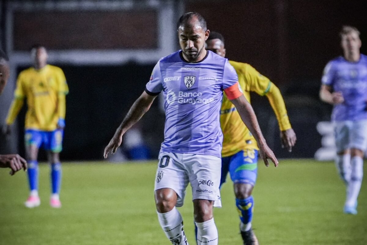 Junior Sornoza, de IDV, ante Gualaceo por Copa Ecuador. Foto: IDV