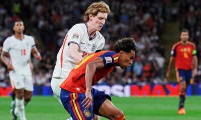 Lamine Yamal, de España, y Anthony Gordon, de Inglaterra, pelean un balón. Foto: Selección de España