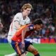 Lamine Yamal, de España, y Anthony Gordon, de Inglaterra, pelean un balón. Foto: Selección de España