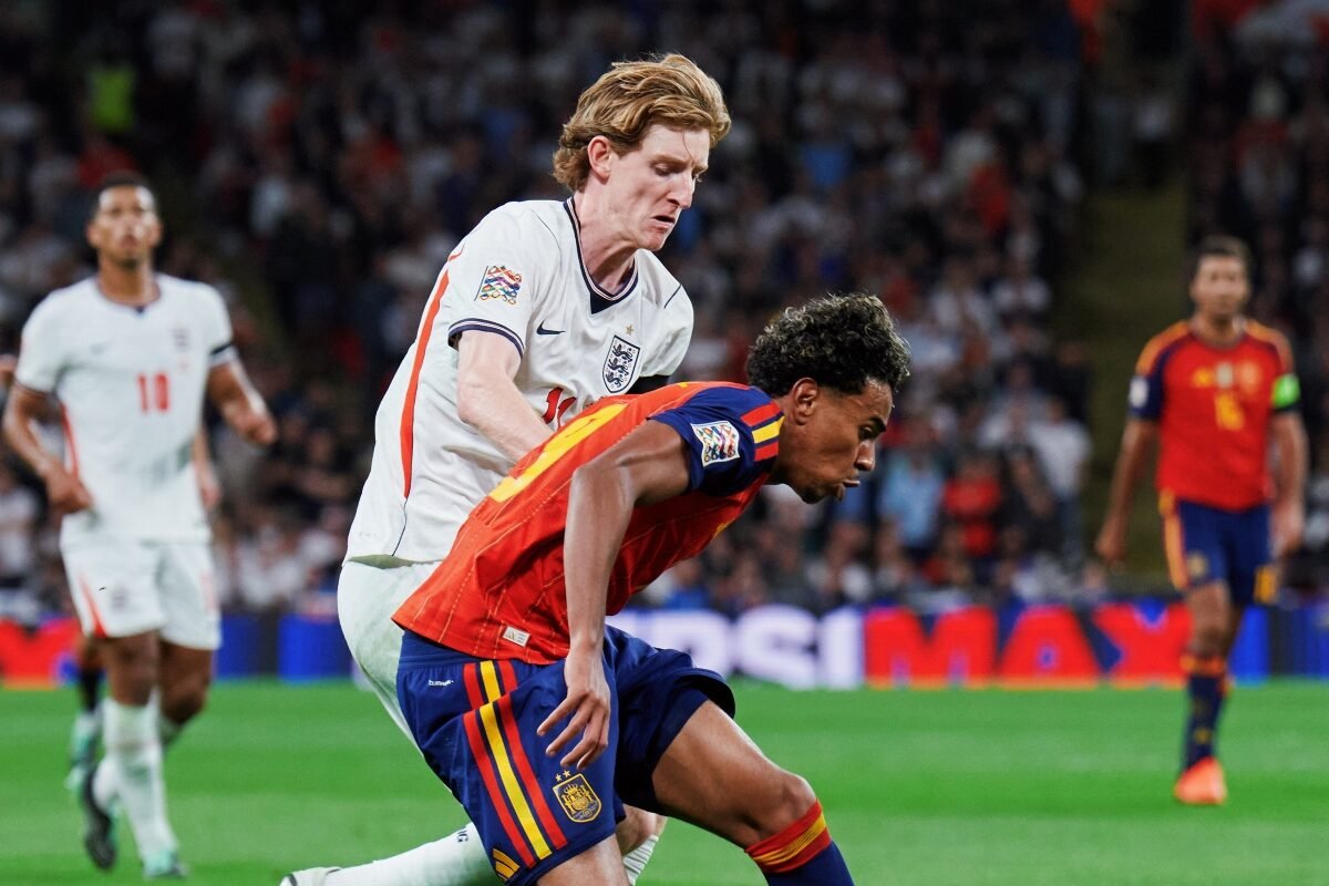 Lamine Yamal, de España, y Anthony Gordon, de Inglaterra, pelean un balón. Foto: Selección de España