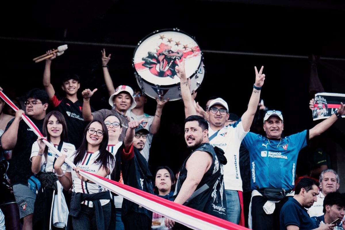 Hinchada de Liga de Quito en el Rodrigo Paz Delgado. Foto LDU