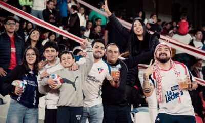 Hinchada de Liga de Quito en el partido frente a Deportivo Cuenca. Foto LDU