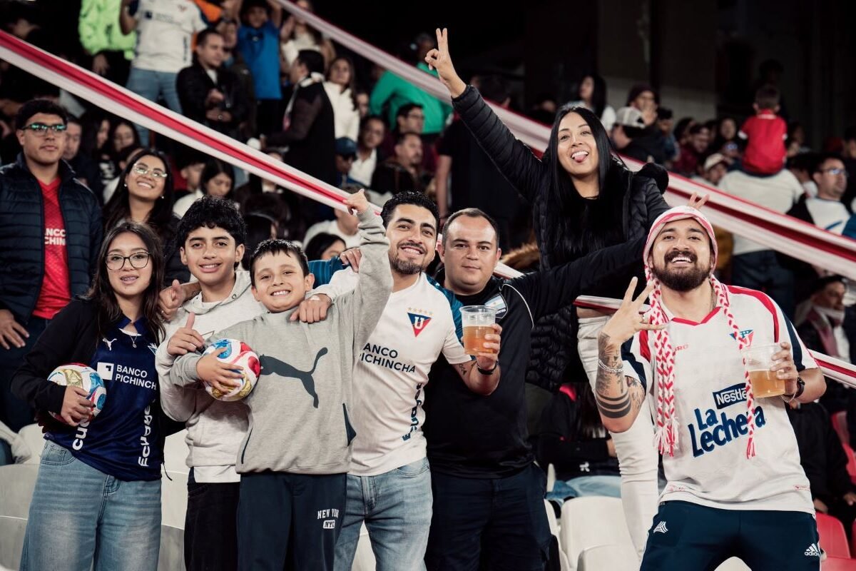 Hinchada de Liga de Quito en el partido frente a Deportivo Cuenca. Foto LDU