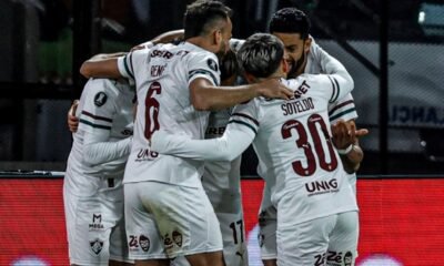 Plantel de Fluminense celebra el gol de Agustín Canobbio ante Platense. Foto: Conmebol Libertadores