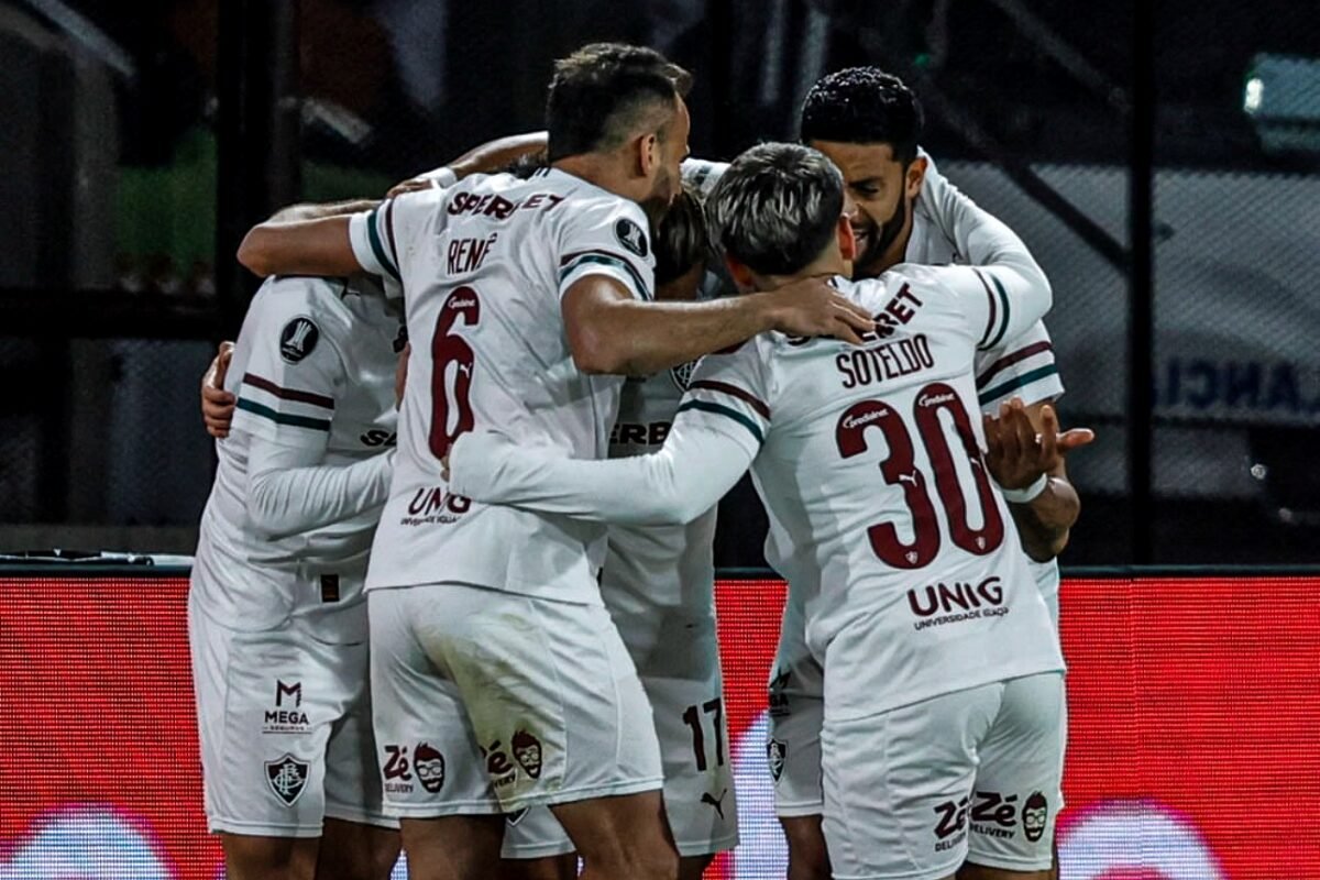 Plantel de Fluminense celebra el gol de Agustín Canobbio ante Platense. Foto: Conmebol Libertadores