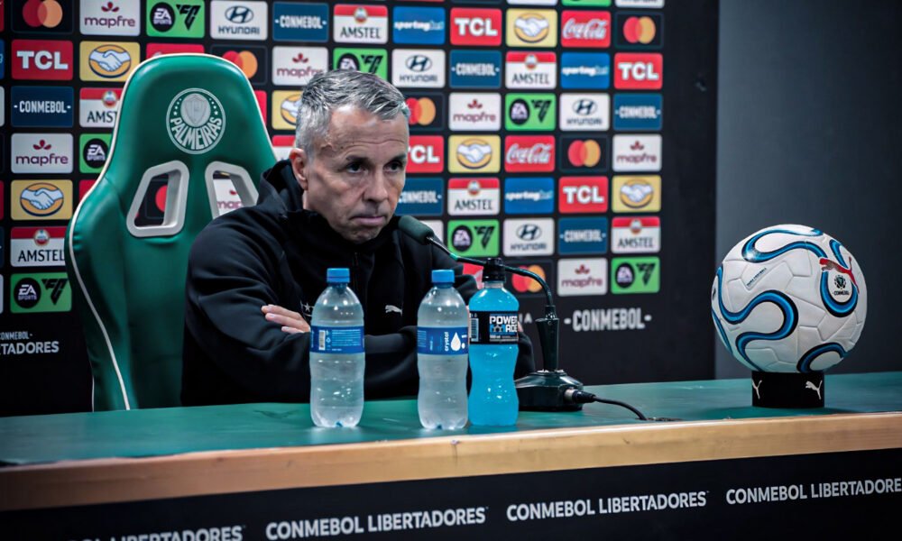 Gustavo Álvarez, DT de Liga de Quito, en rueda de prensa. Foto: LDU