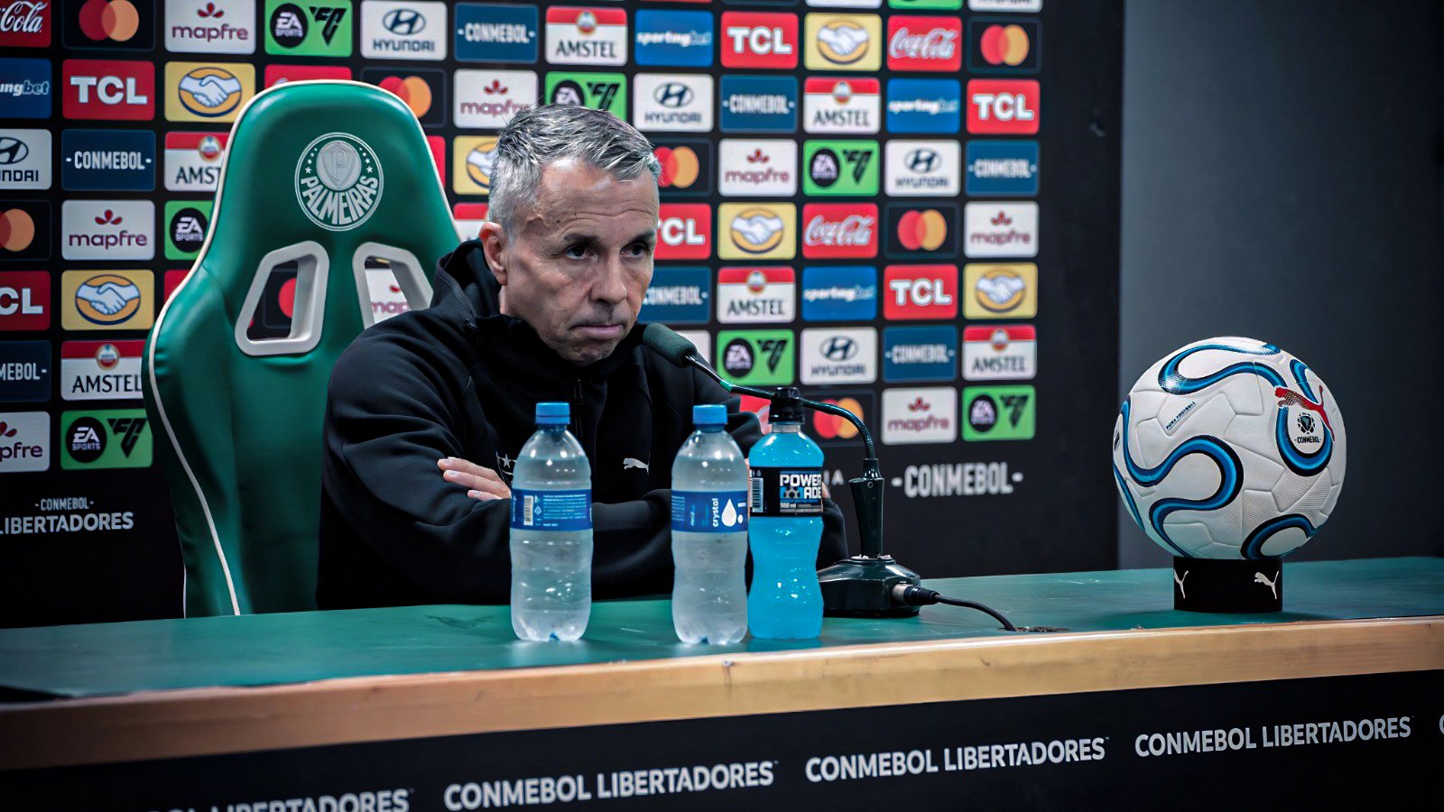 Gustavo Álvarez, DT de Liga de Quito, en rueda de prensa. Foto: LDU