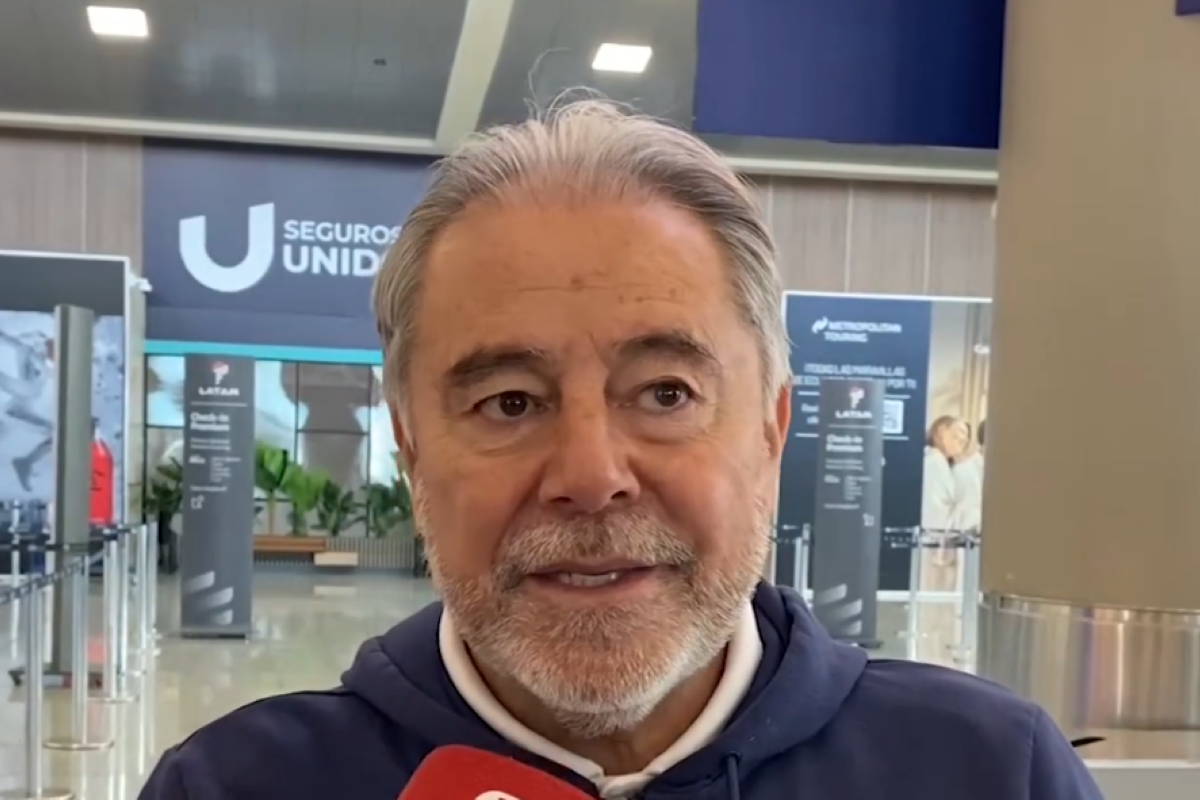Isaac Álvarez en el aeropuerto Mariscal Sucre junto a Liga de Quito. Foto Captura de pantalla