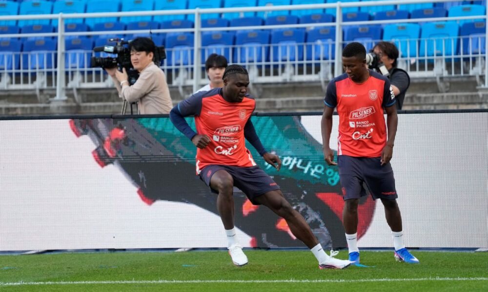 Jordy Caicedo y Alan Minda en el entrenamiento en Suwon. Foto: La Tri