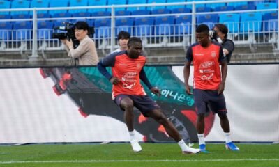 Jordy Caicedo y Alan Minda en el entrenamiento en Suwon. Foto: La Tri