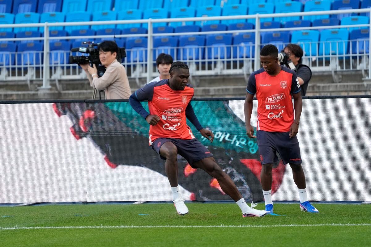 Jordy Caicedo y Alan Minda en el entrenamiento en Suwon. Foto: La Tri