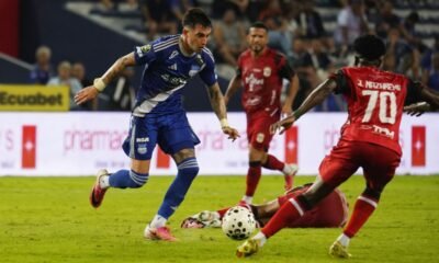 Juan Ruiz Gómez, de Emelec, enfrenta a jugadores de Manta. Foto: API