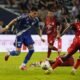 Juan Ruiz Gómez, de Emelec, enfrenta a jugadores de Manta. Foto: API