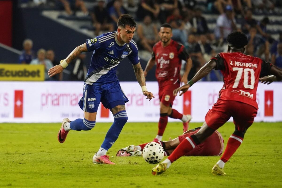 Juan Ruiz Gómez, de Emelec, enfrenta a jugadores de Manta. Foto: API