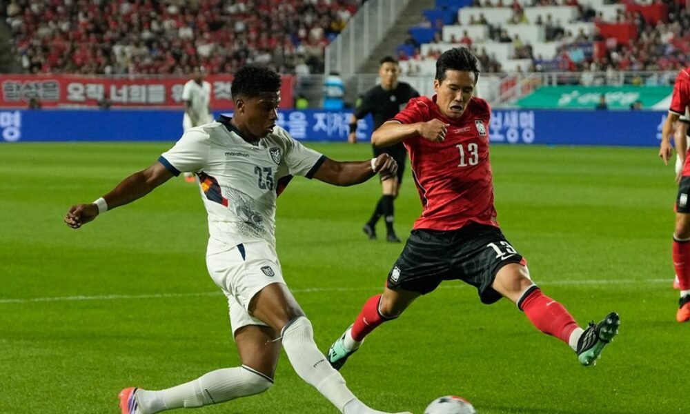 John Mercado de Ecuador y Lee Tae-seok de Corea del Sur en el partido. Foto La Tri