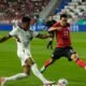 John Mercado de Ecuador y Lee Tae-seok de Corea del Sur en el partido. Foto La Tri