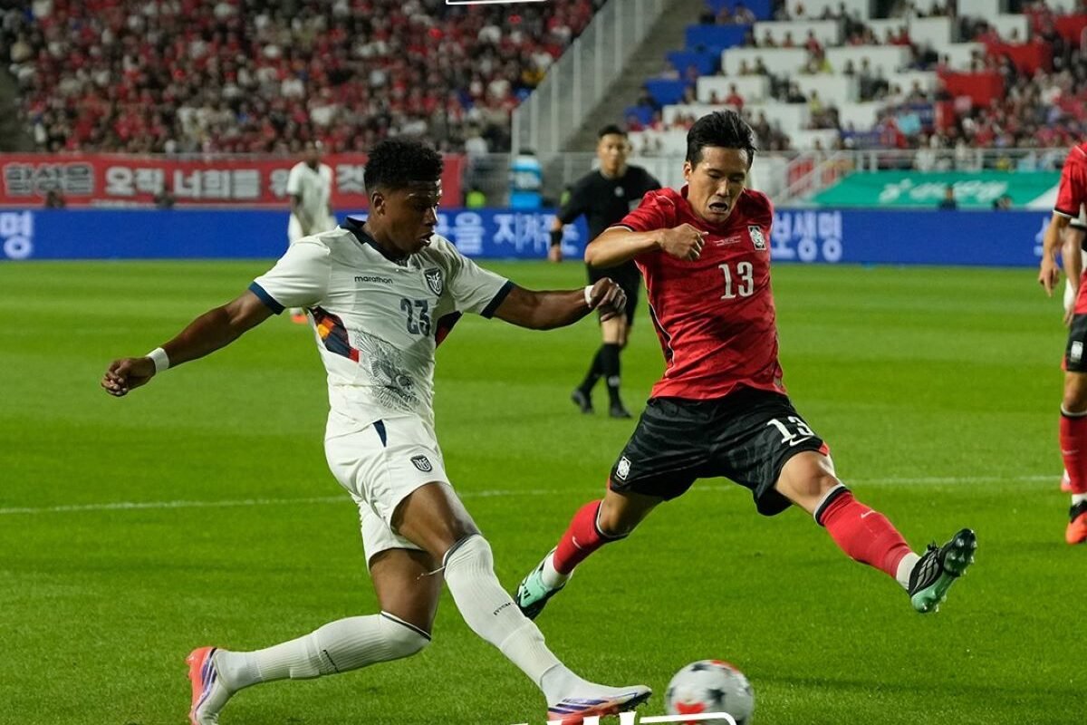 John Mercado de Ecuador y Lee Tae-seok de Corea del Sur en el partido. Foto La Tri