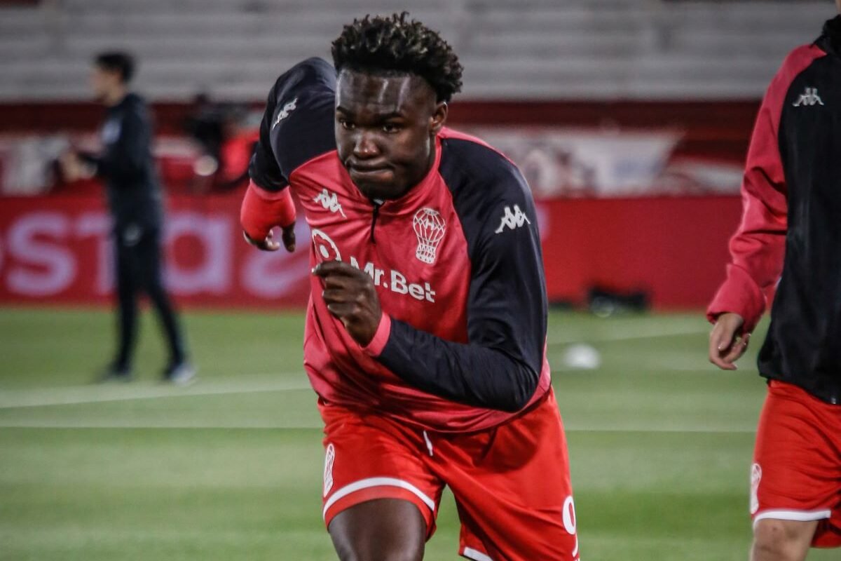 Jordy Caicedo en la cancha con Huracán este domino 13 de septiembre. Foto Club Atlético Huracán