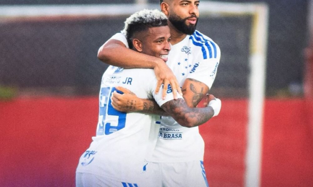 Keny Arroyo abrazando a su compañero en el Cruzeiro. Foto Cruzeiro