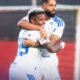 Keny Arroyo abrazando a su compañero en el Cruzeiro. Foto Cruzeiro
