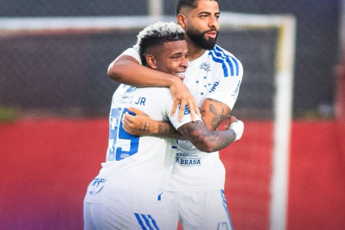 Keny Arroyo abrazando a su compañero en el Cruzeiro. Foto Cruzeiro