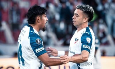 Luis Segovia anota el gol de LDU en el empate ante Palmeiras. Festeja con Lucas Rodríguez.