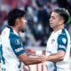 Luis Segovia anota el gol de LDU en el empate ante Palmeiras. Festeja con Lucas Rodríguez.