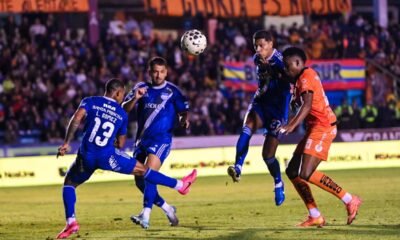 Luis Fernando León y Aníbal Leguizamón, de Emelec, ante Libertad. Foto: API