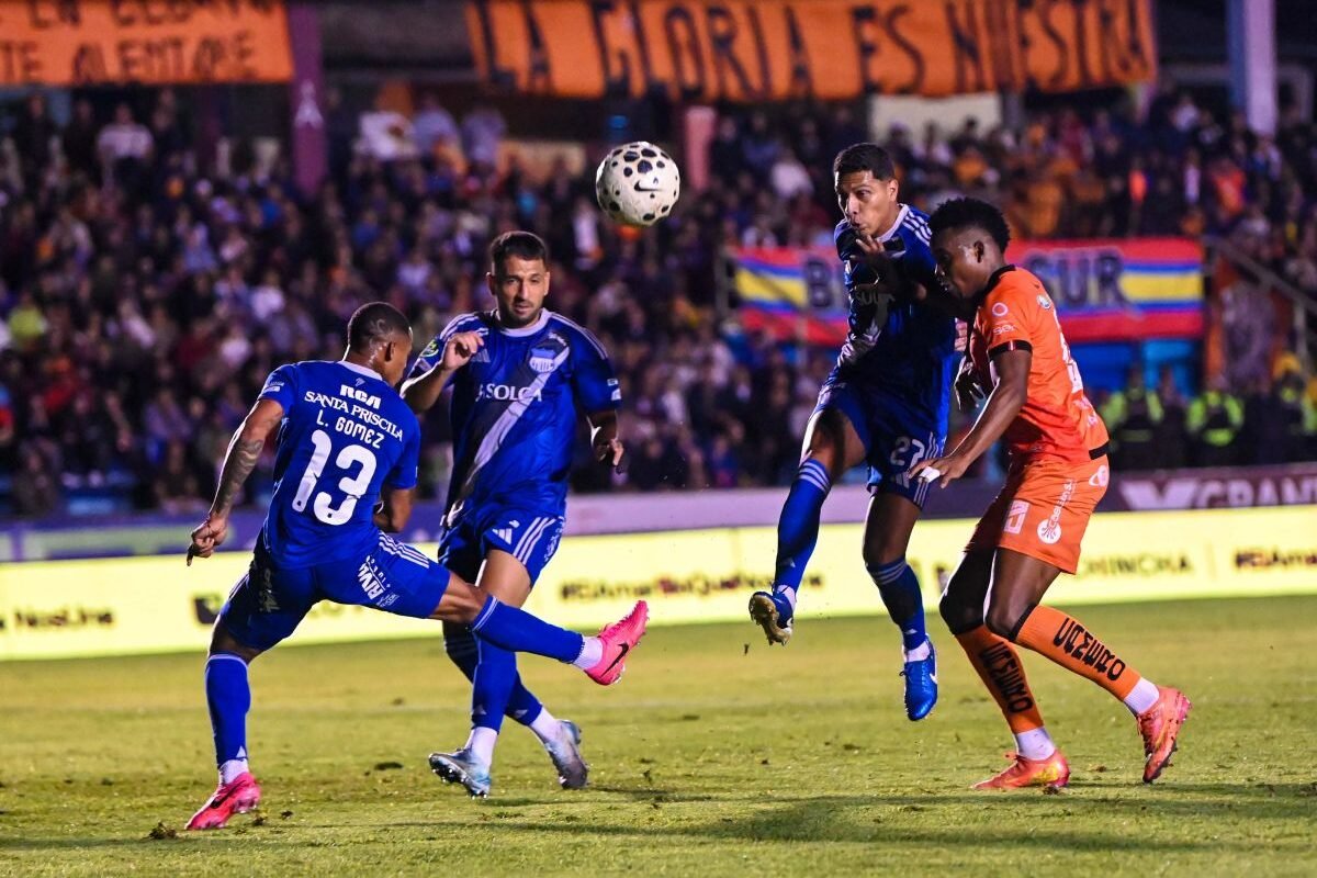 Luis Fernando León y Aníbal Leguizamón, de Emelec, ante Libertad. Foto: API