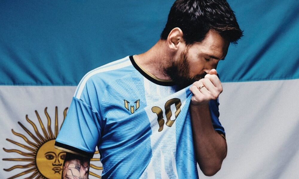 Lionel Messi besando el escudo de Argentina en la camiseta para su último partido. Foto Lionel Messi