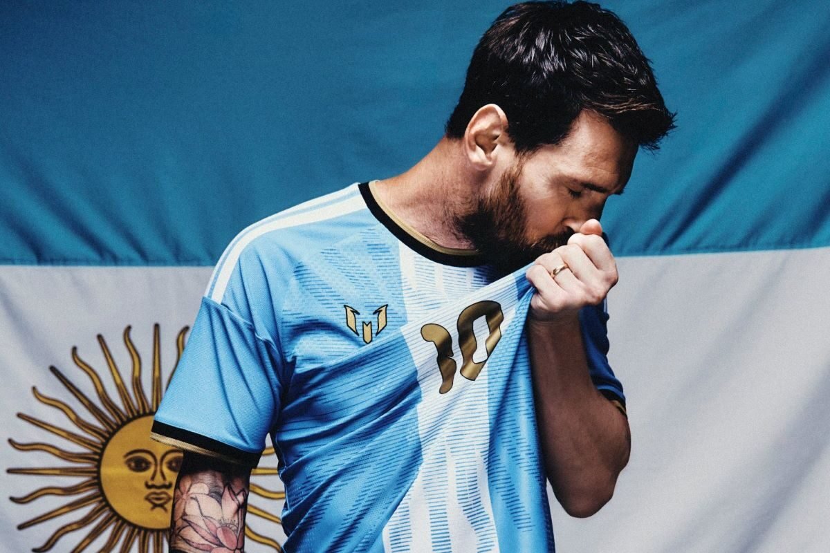 Lionel Messi besando el escudo de Argentina en la camiseta para su último partido. Foto Lionel Messi