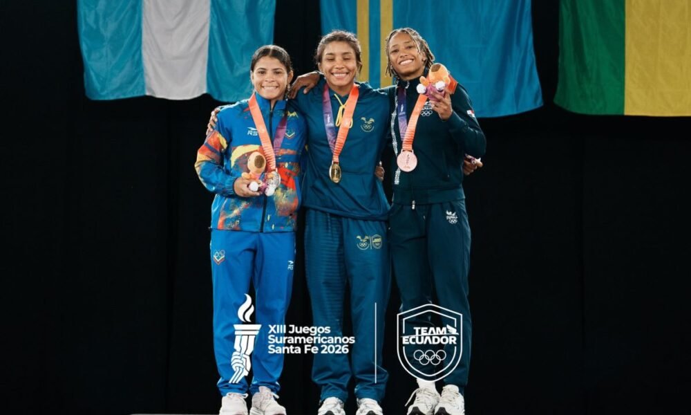 Lucía Yépez con su medalla de oro en los 53kg de lucha libre. Foto Team Ecuador