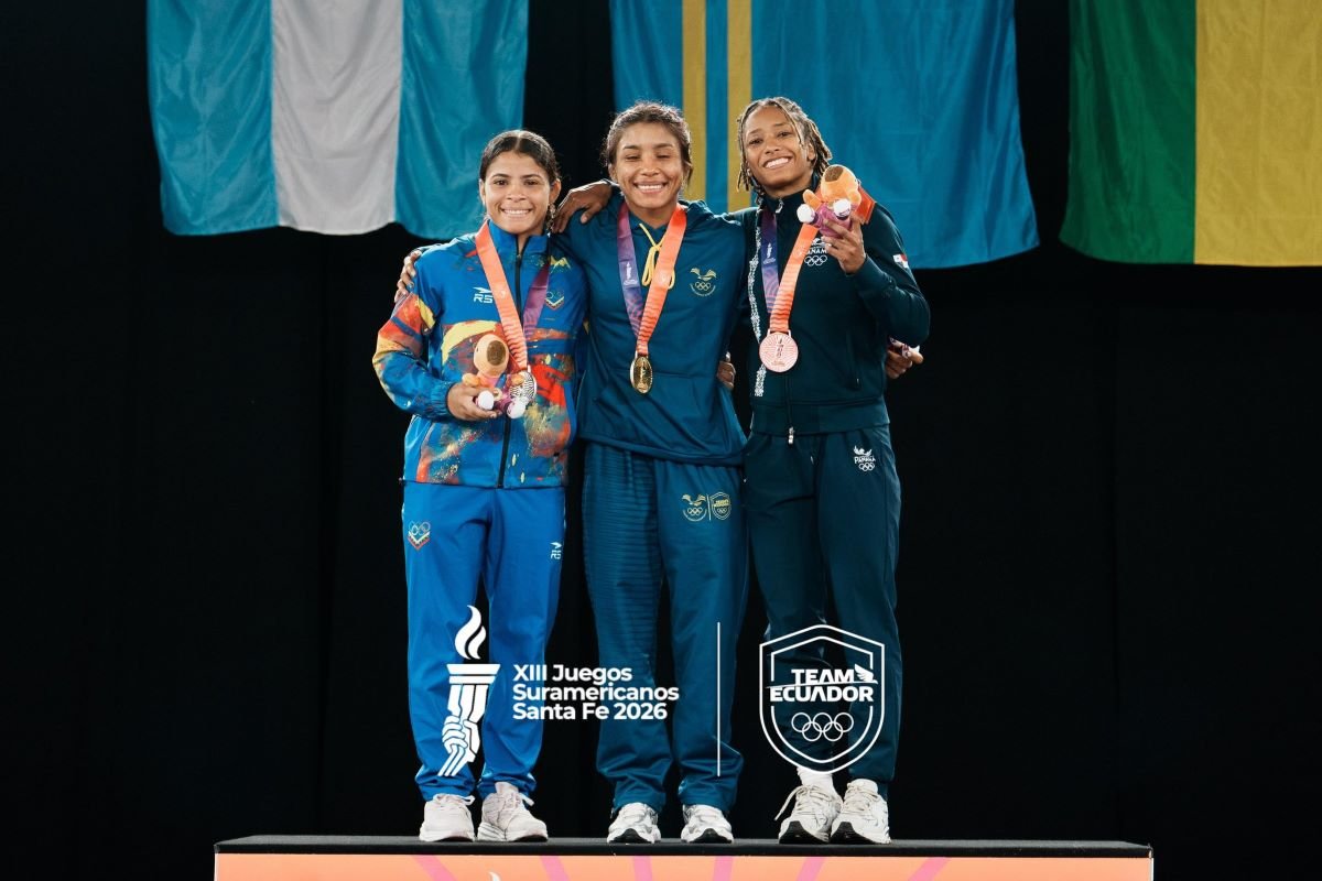 Lucía Yépez con su medalla de oro en los 53kg de lucha libre. Foto Team Ecuador