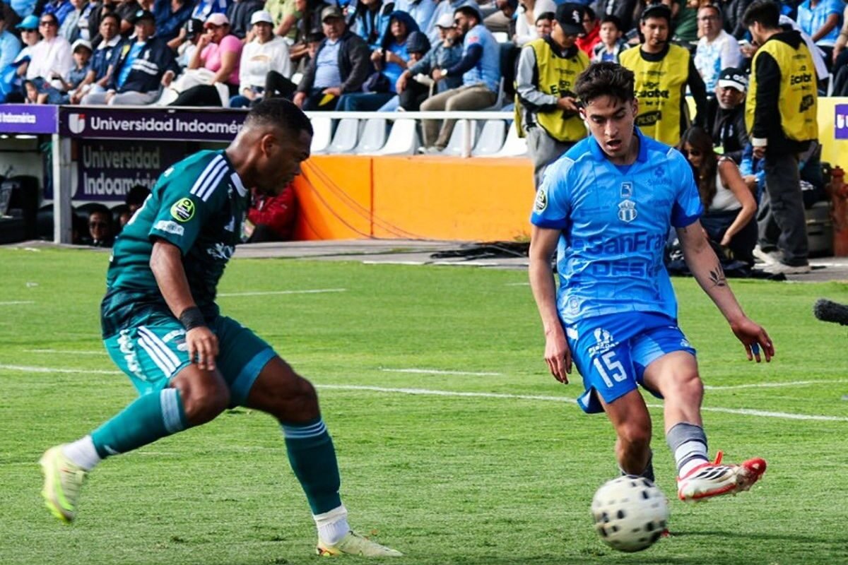Martín Tello, de Macará, ante Emelec, en el Bellavista. Foto: Macará